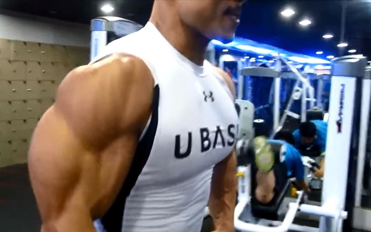 韩国健美肌肉男健身房训练，炸裂的手臂肌肉已经无处安放