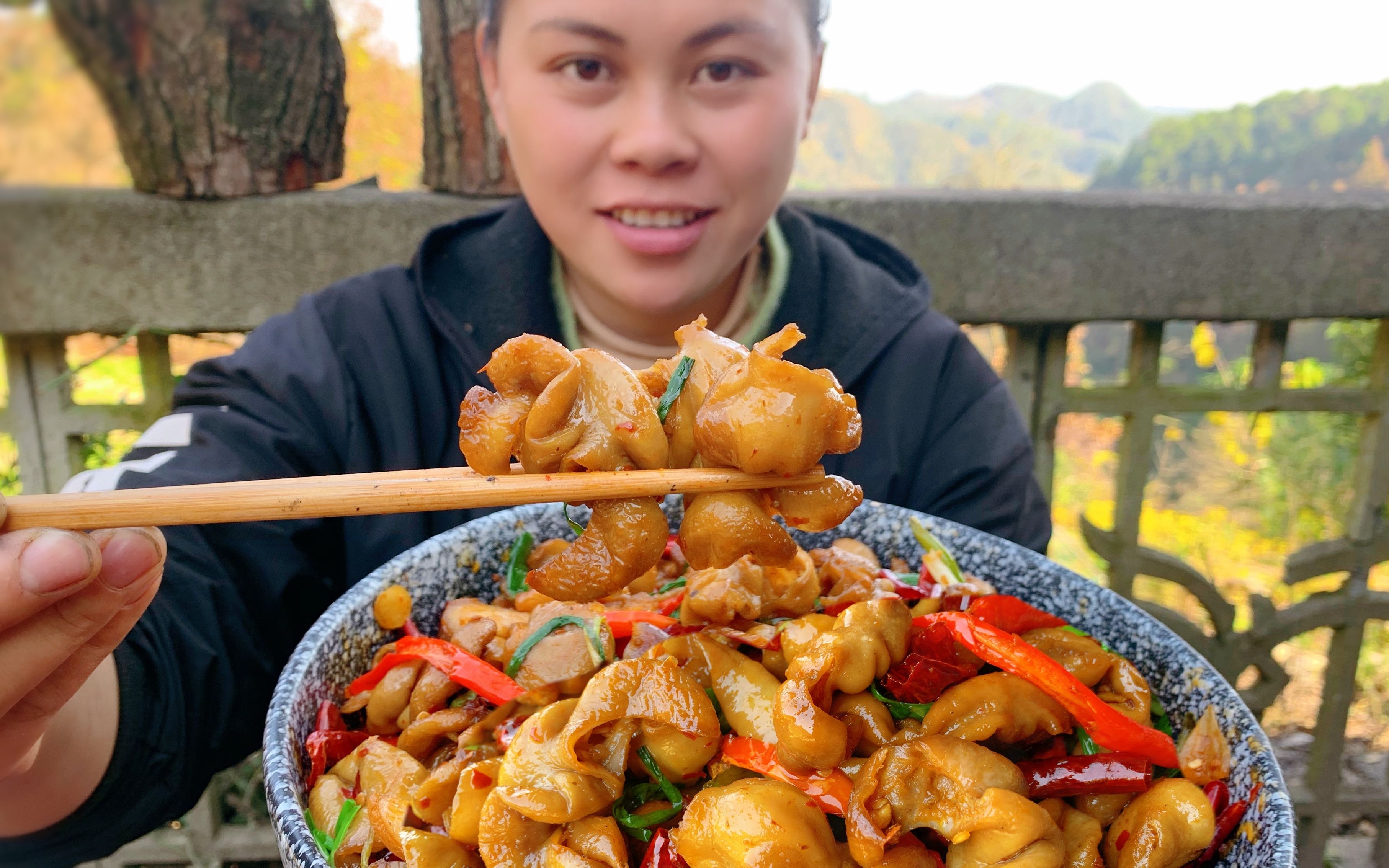 55买一笼肥肠，加半斤辣椒做香辣肥肠，大块肥肠配着米饭吃真过瘾