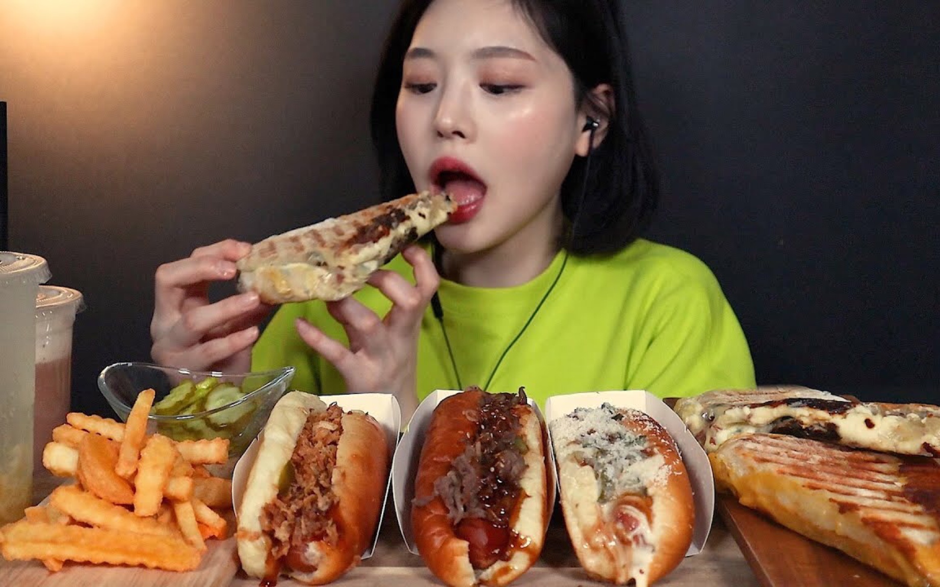 【Eat with boki中字】 松露芝士帕尼尼+芝士烤肉洋葱热狗面包_哔哩哔哩 (゜゜)つロ 干杯bilibili