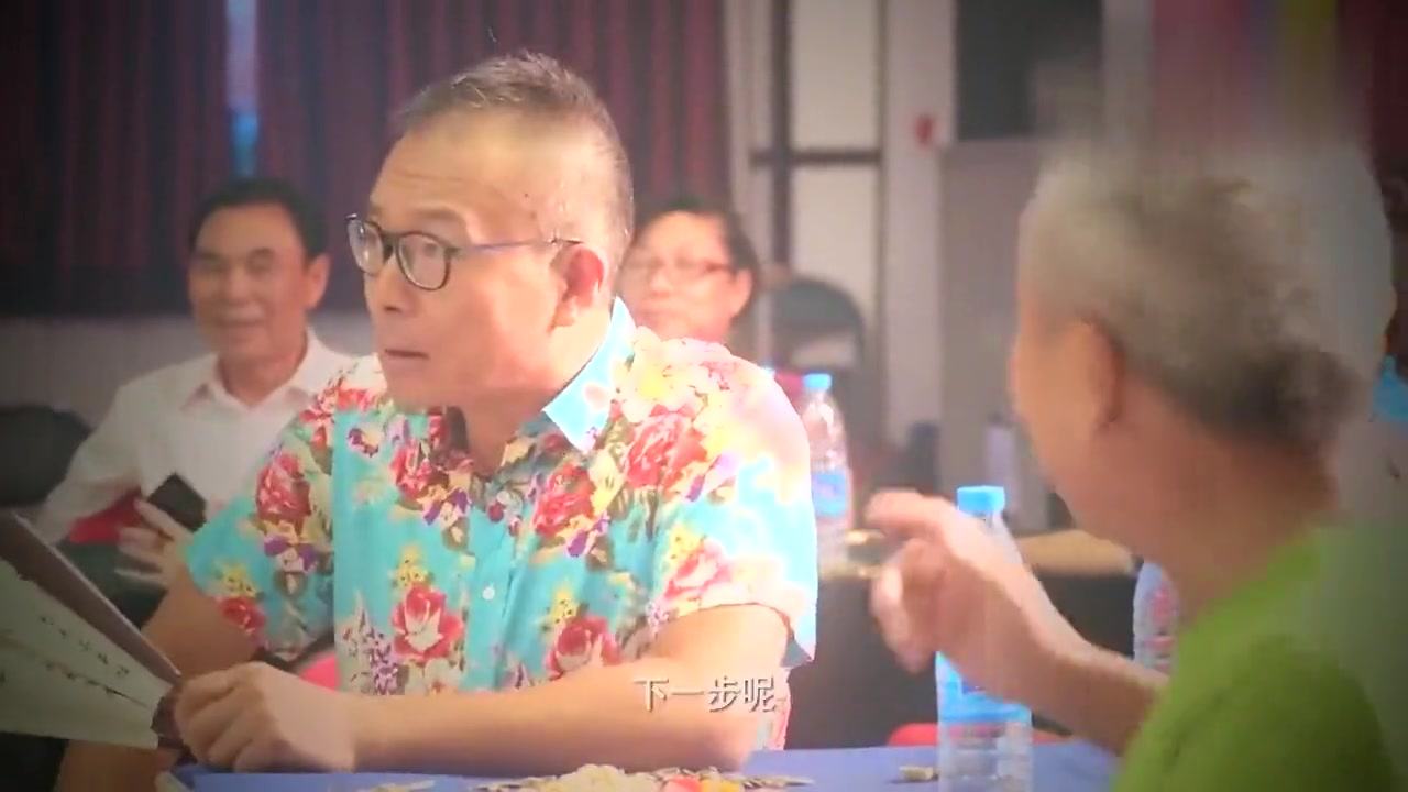 老朱和穆老师相拥在一起,跳交际舞,两人的配合默契
