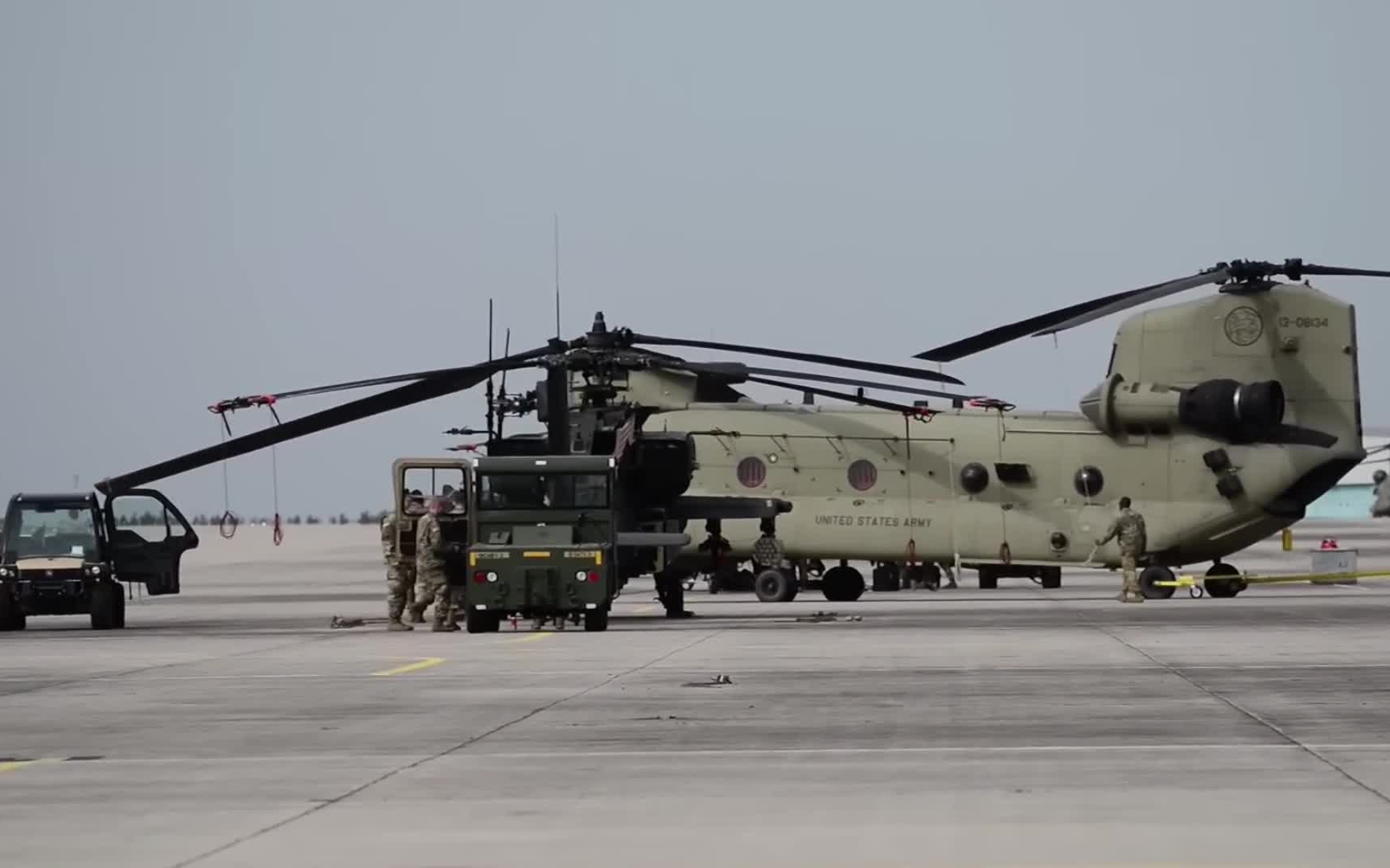波兰订购的96架AH-64E阿帕奇直升机抵达乌克兰边境