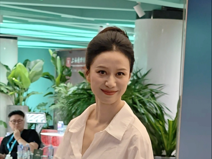 再朴素的白衬衫也无法阻挡闪闪发光的倪虹洁#倪虹洁 #倪虹洁太飒了