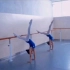 少儿舞蹈教学：分腿倒立可以解决前后桥的空中舞姿
