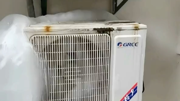 格力空调室外机结冰（结霜）这么厚为什么不自己化霜或.
