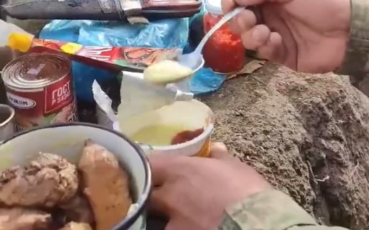 俄乌战争前线某俄军士兵的早餐，一杯速溶土豆泥、昨晚吃剩的烤肉和土豆沙拉。