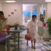 小伙穿越成了女学生，每次学校澡堂开始营业，就带着女神去洗澡