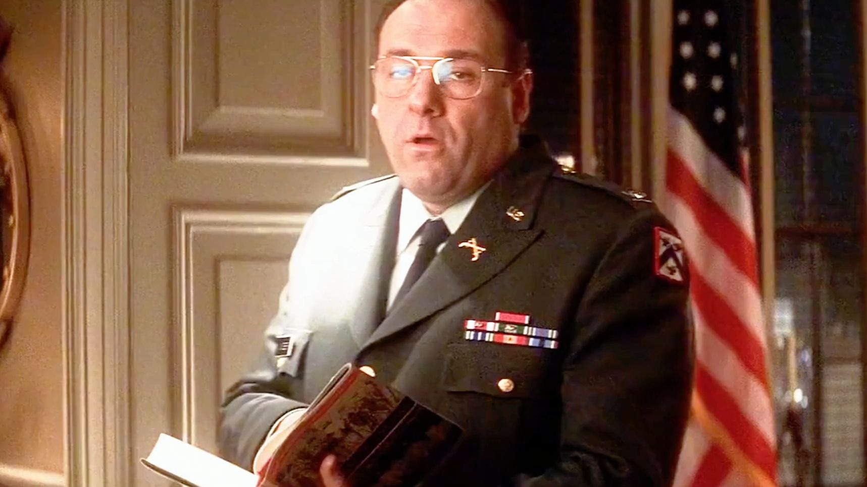 “监狱里来了位特殊的囚犯，只是随意的漂了一眼，狱警便吓的一个个赶紧收枪！”