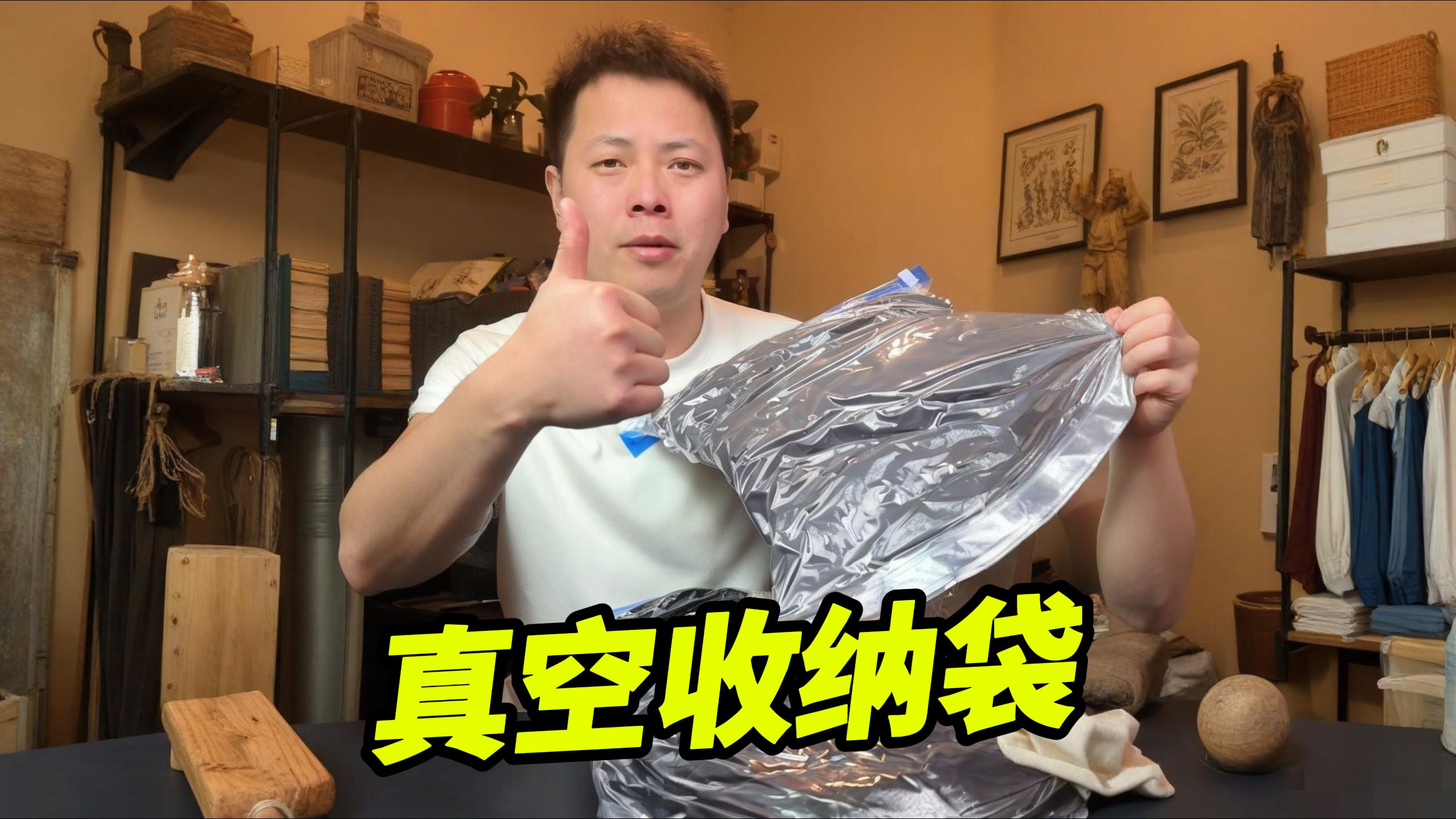 衣服太多塞不下？手卷式压缩袋一抽，瞬间省一半空间！