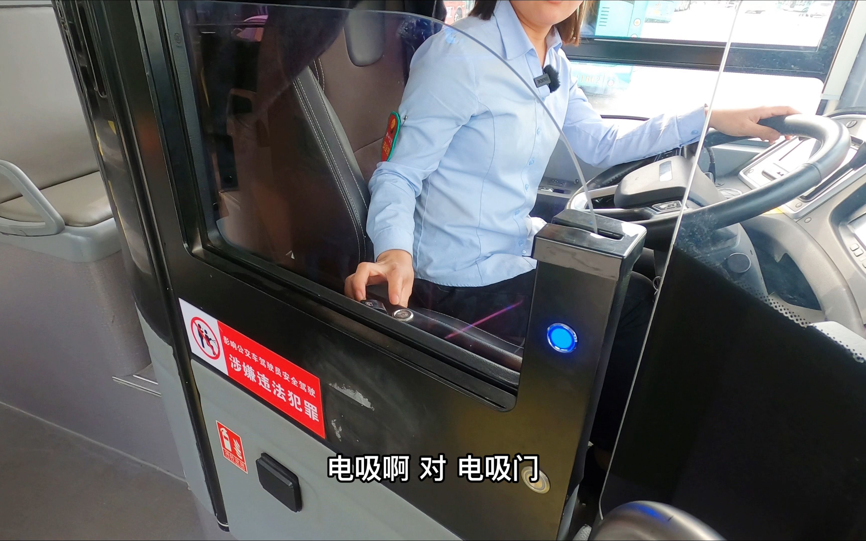 一名男子站在公交车上用智能手机输入信息照片摄影图片_ID:399173099-Veer图库