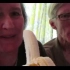 {vlog}【玫瑰奶奶】和丈夫吃香蕉忍不住的笑（蜜汁高甜）