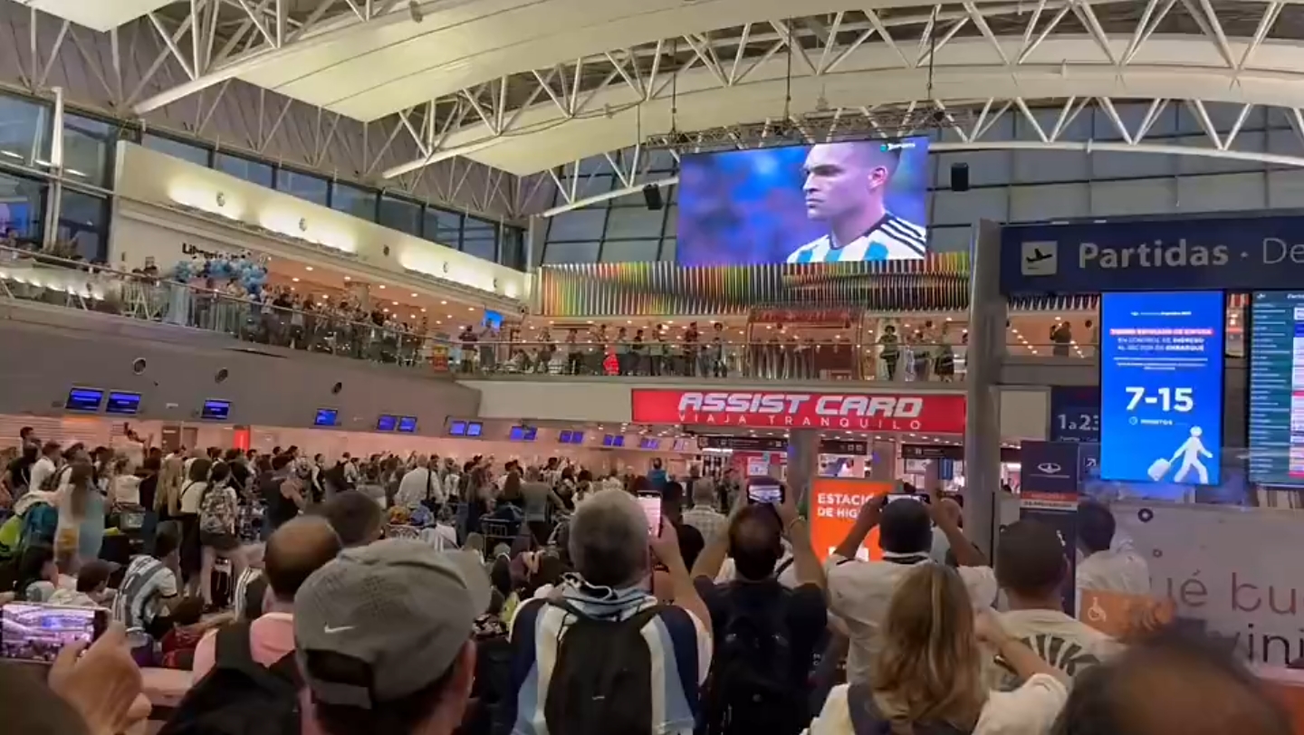 【阿根廷淘汰荷兰】阿根廷首都机场所有旅客驻足观看点球大战，为胜利欢呼！