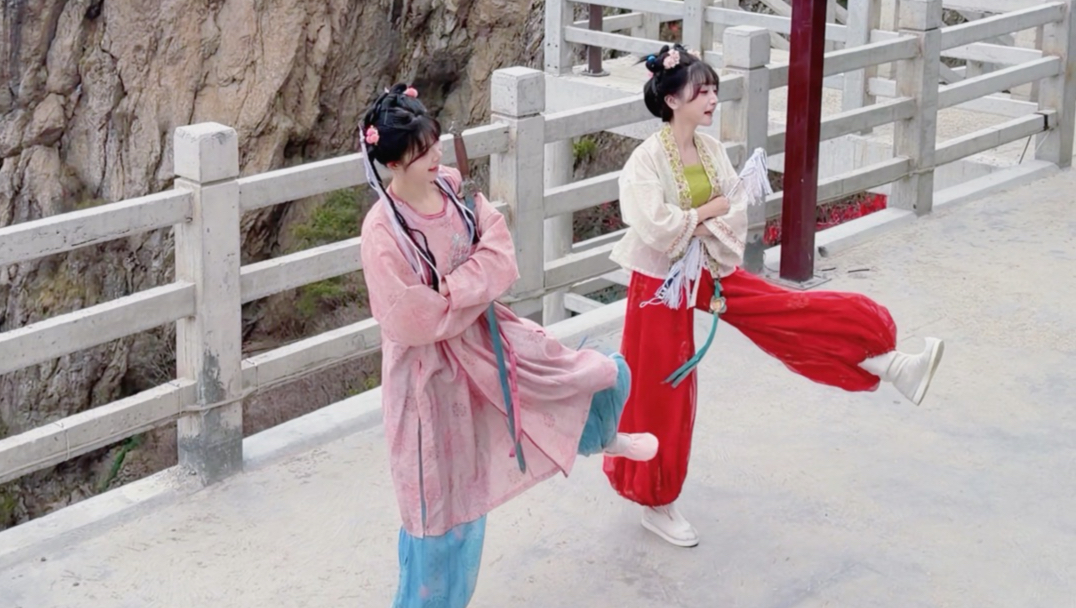 “我的两个小师妹又在偷偷练舞了”