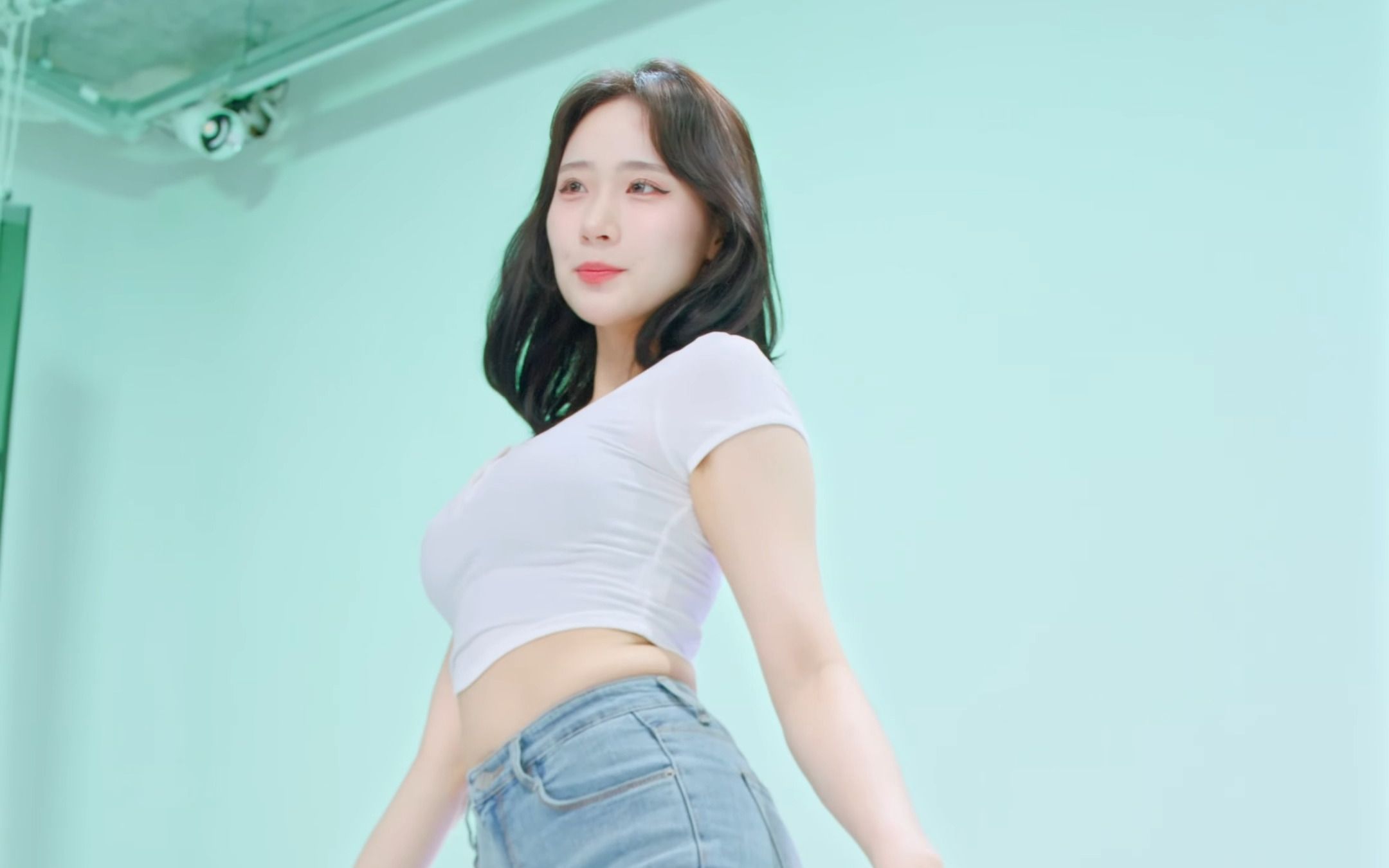 Jung In, DM, long pants, side view