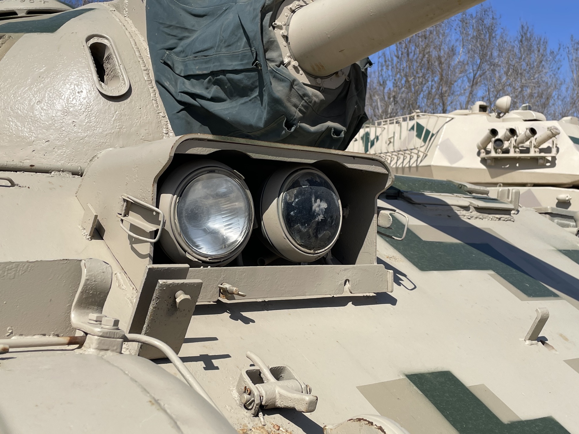 南疆铁骑！保留了车灯护罩的附加装甲型62式坦克