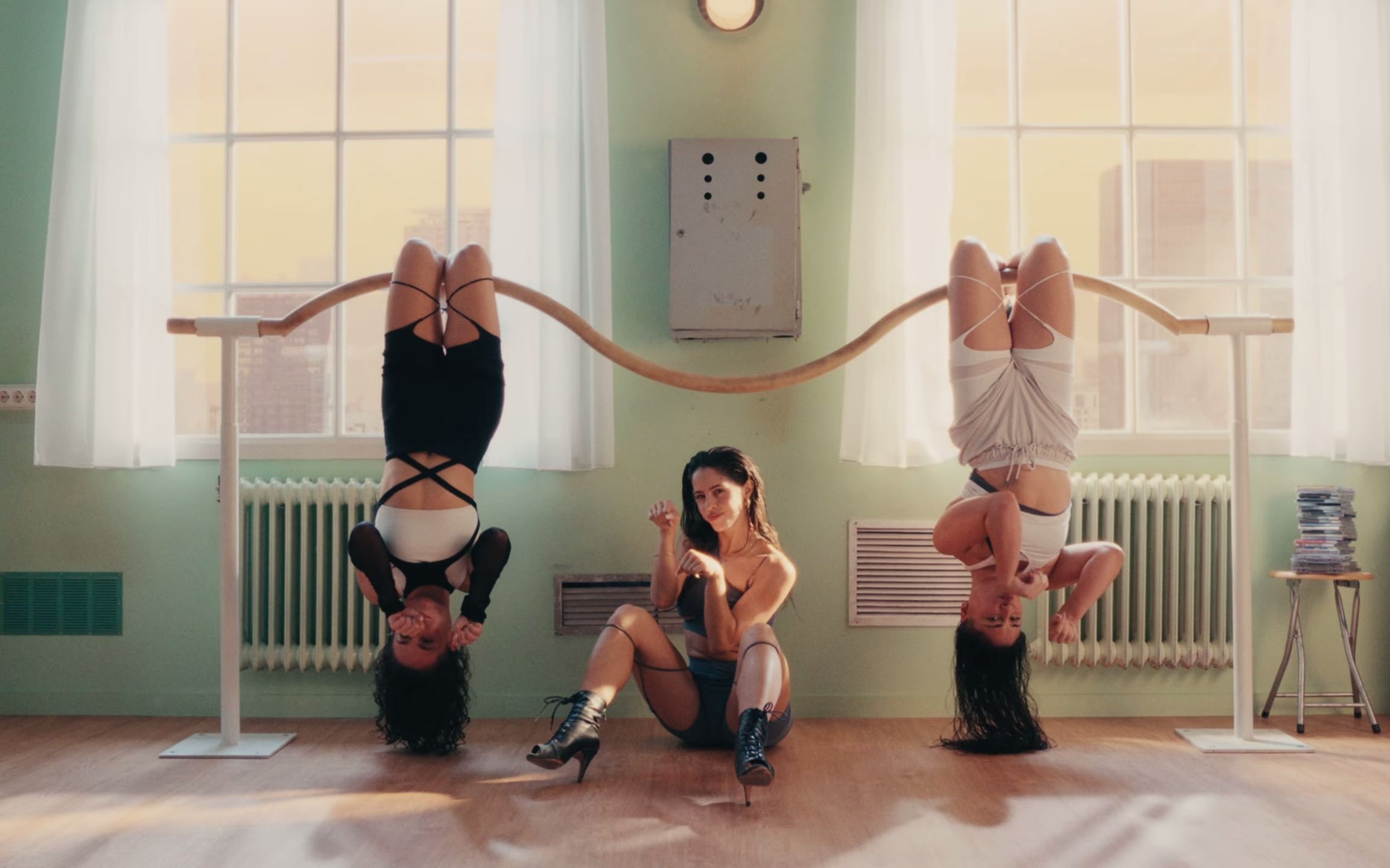 ROSALÍA CHICKEN TERIYAKI (Official Video)_哔哩哔哩_bilibili