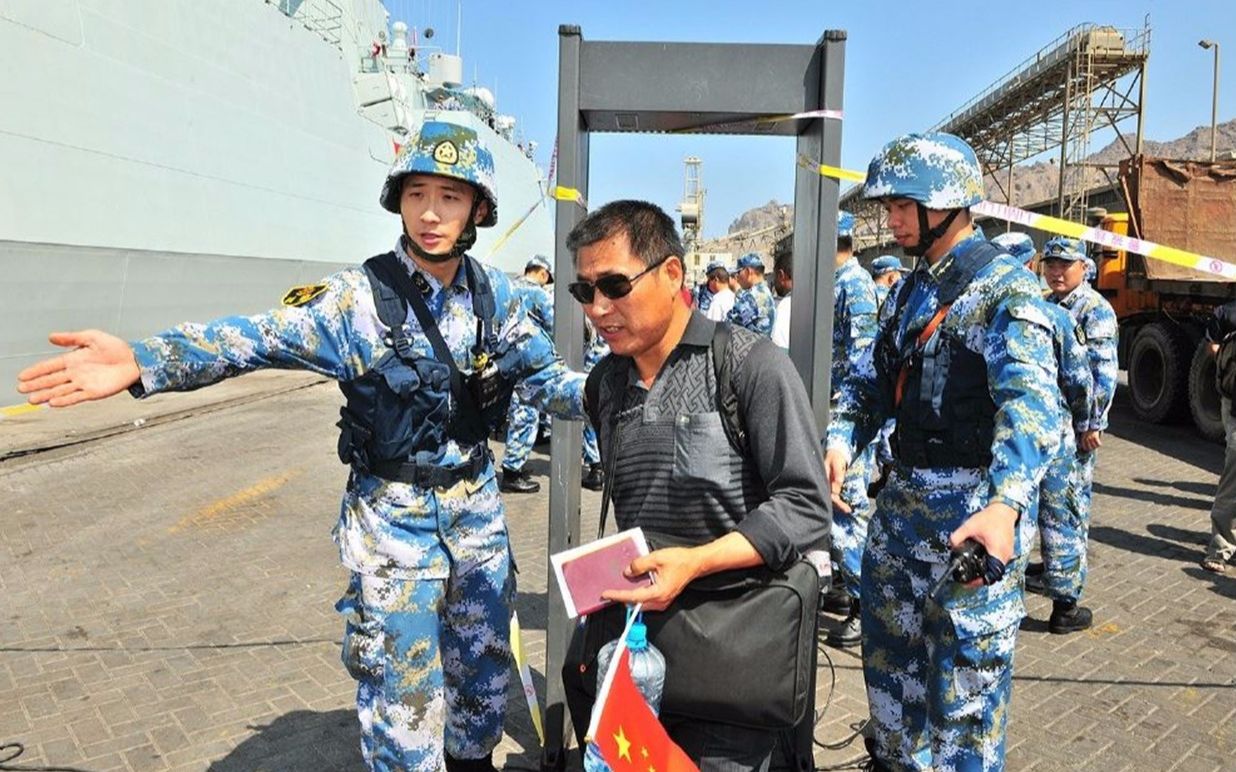 苏丹内乱加剧，中国海军再撤侨！052D上阵，成功接回千名同胞_新浪新闻
