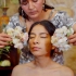 Doña Esperanza 为 Alejandra 提供放松的睡眠疗法按摩，包括轻声细语、能量净化和梳头 [厄瓜多爾直