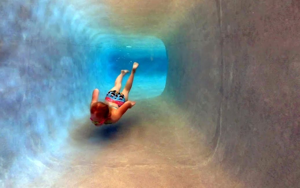 令人窒息超美的蓝色密封管泳池~~Swimming in a Water Tunnel~
