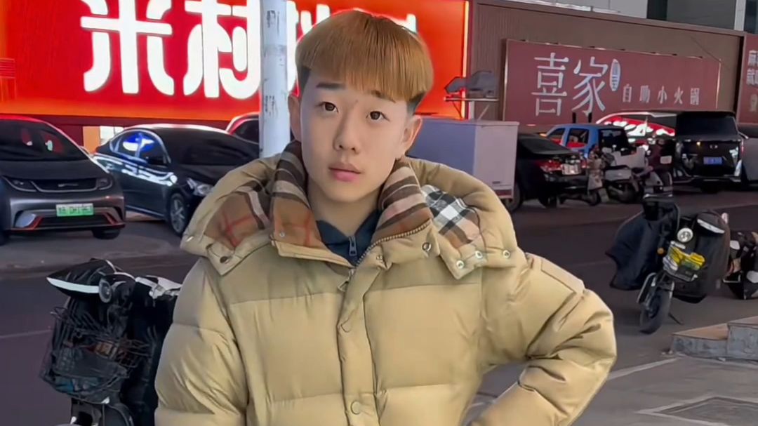 “混的零，依旧姐不来事，也不怕事！”