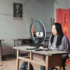 女网红在奶奶葬礼上直播，父亲闯入后，直播间300万吃瓜群众炸了：《信号