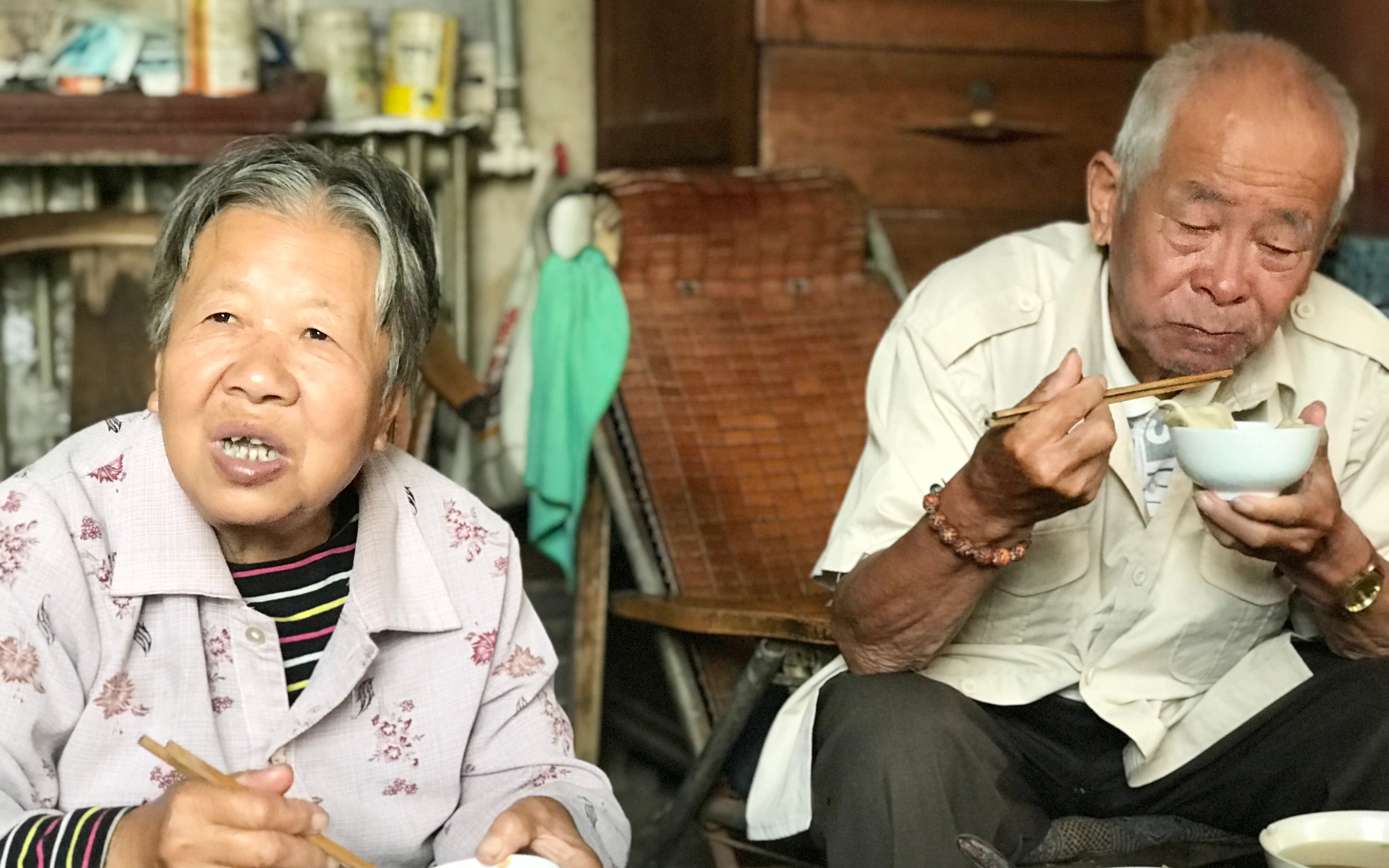 农村75岁老人一早把枣拾，又忙着做早饭，看看俩位老人吃的啥饭？