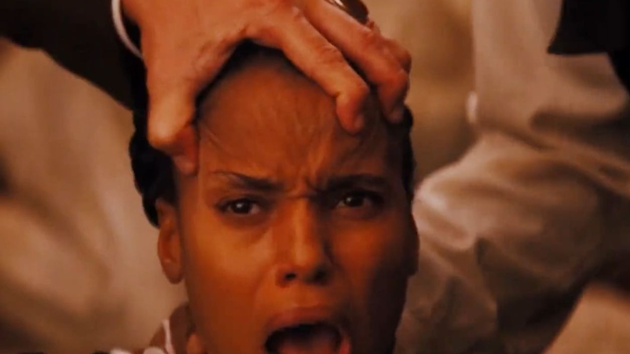 白人仁慈的锯开了黑人的头骨，发现其枕骨内测有明显的凹痕《被解救的姜戈》