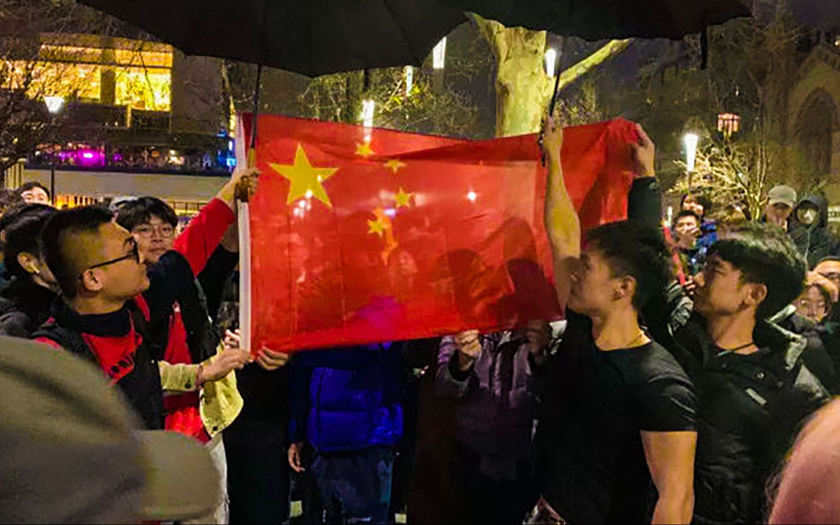 中国留学生包围港独游行齐唱国歌！这才是中国青年的样子！