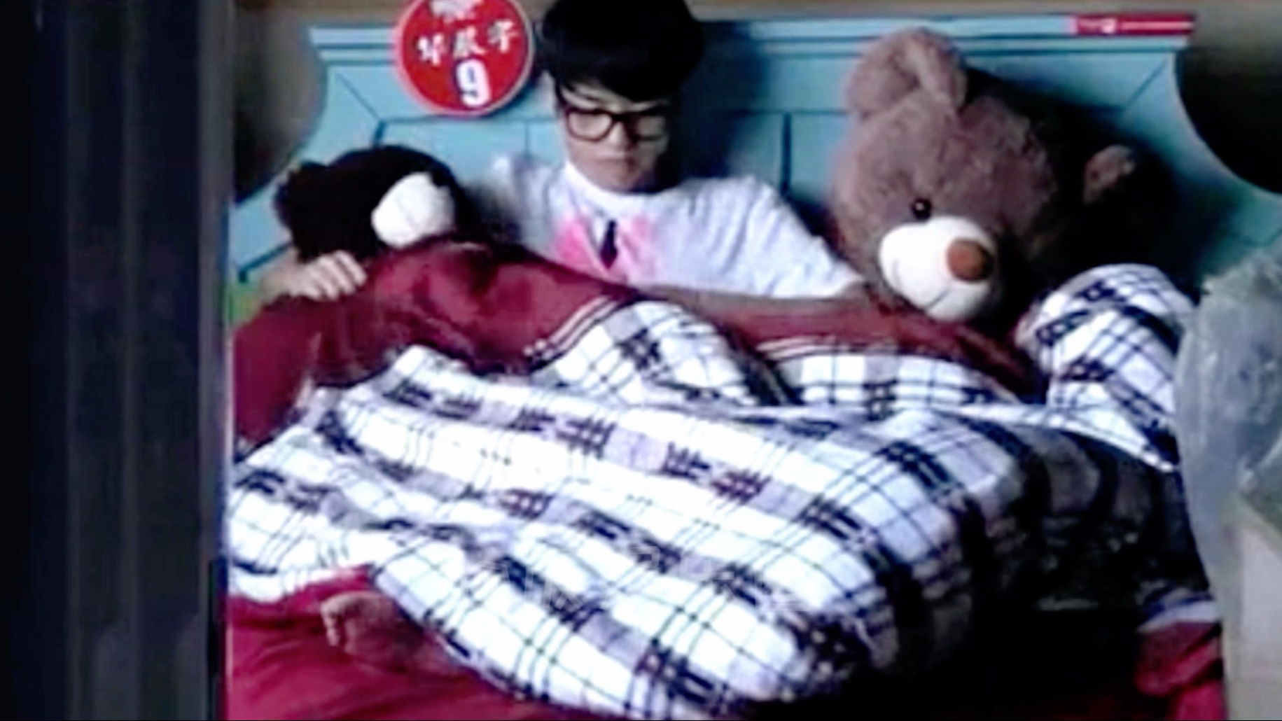 华晨宇把于朦胧送的小熊搂在怀里 一直看他的床位