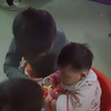 哥哥和妹妹一起跟弟弟玩