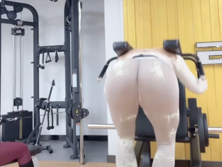 Round Peach & Chili's Gym Rotating Hucks Deep Squat Glute and Leg Workout