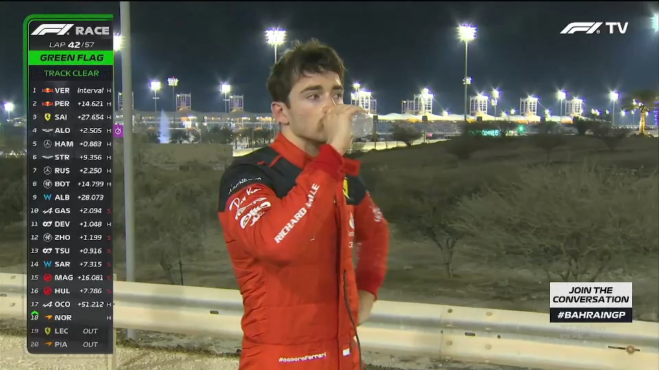 F12023巴林大奖赛正赛退赛后，勒克莱尔场边喝水
