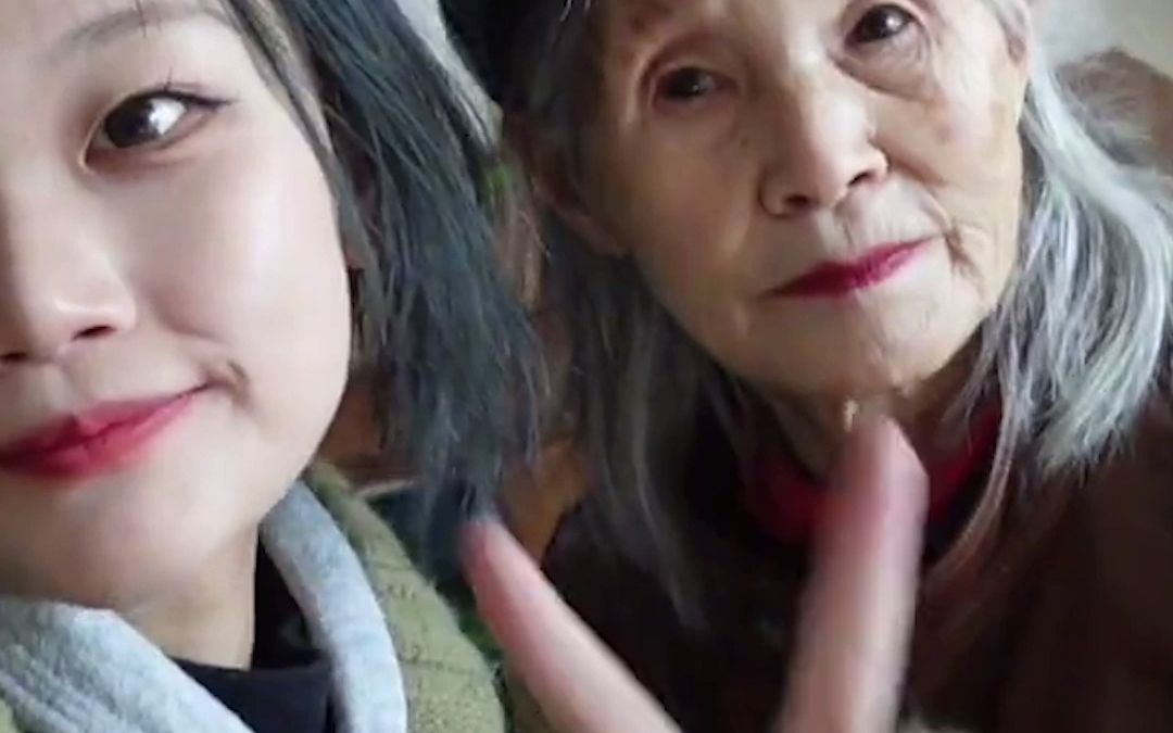 摄影系大学生给外婆拍变装照 网友：果然岁月不败美人