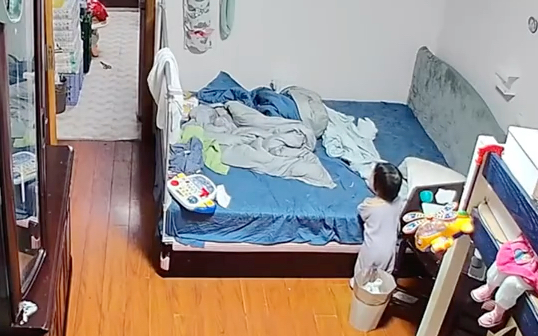 11月30日，上海，宝宝睡醒发现家里没人，一个人安静的站在床边，爷爷回家后再也忍不住放声大哭