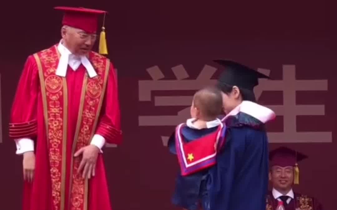 毕业典礼女硕士抱孩子上台接受拨穗礼，网友：人生赢家，学习家庭两不误！