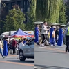 优雅阿姨们优雅过马路，小车排长队急坏交警，追来紧急疏导