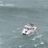 【搬运】哥伦比亚河口，一艘小船被浪打翻