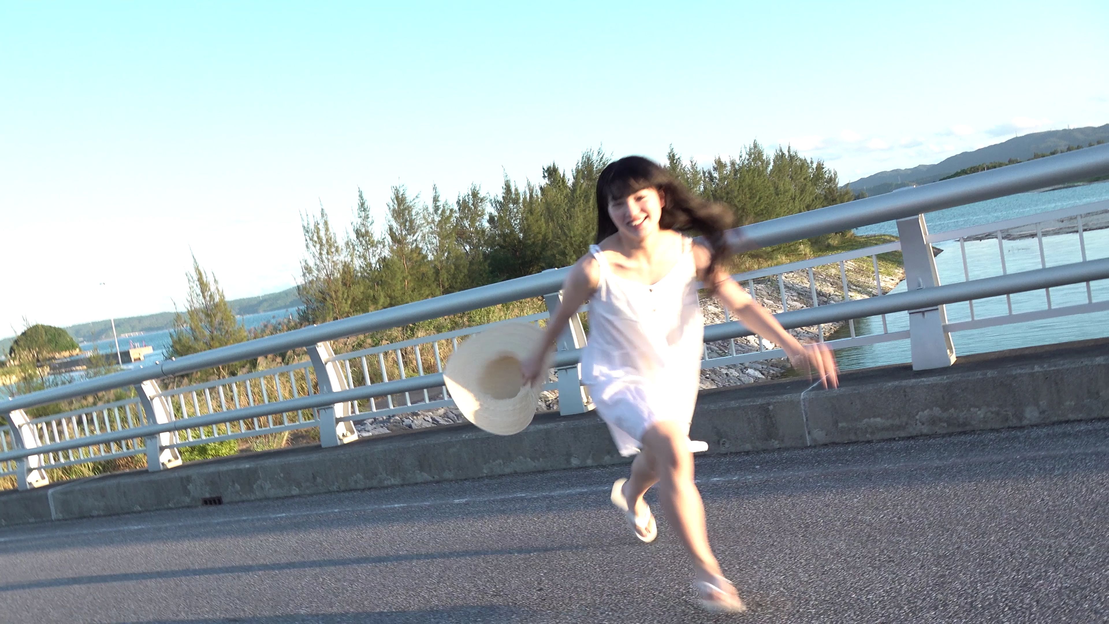 That year, chasing the sunset of the beautiful girl Tamaki Hinako smiled happily [4K quality]