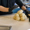 一天5000个烤饼就卖光了！惊人的巨型烤饼量产过程