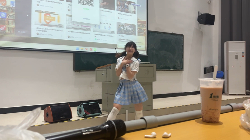 宅舞 jump more jump（摔倒了害羞加太紧张加忘记动作版本）等一个好天气我找一个熟悉的人当观众这样比较大胆不害羞再拍一遍完整版本的
