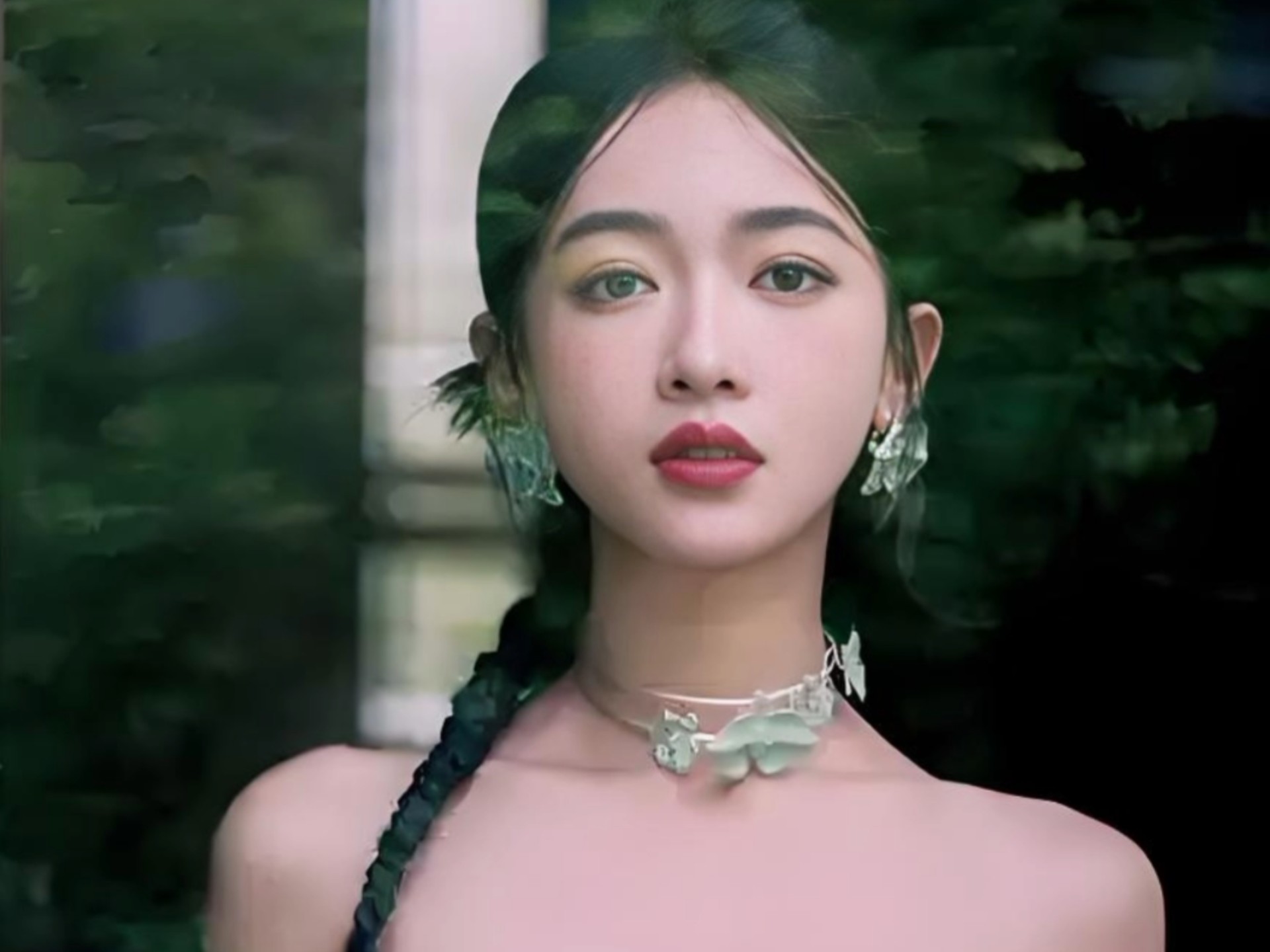 吴谨言抹胸裙写真美图。