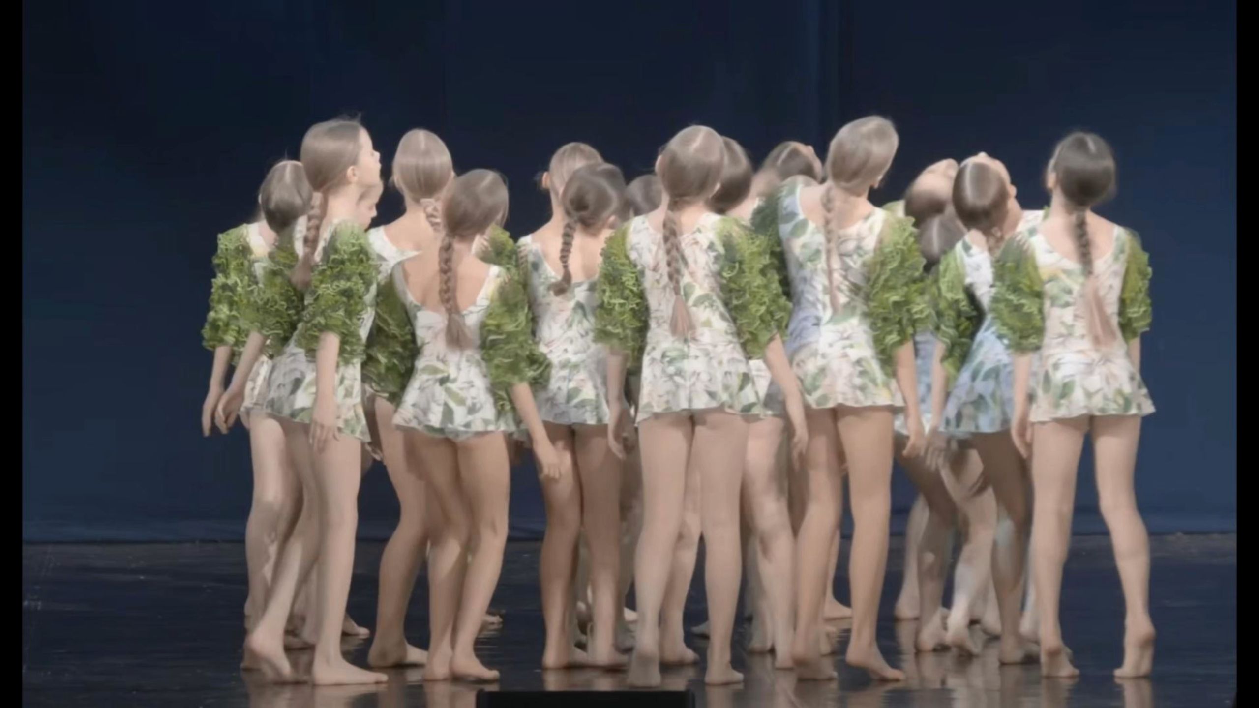 俄罗斯女小：毛子小学女子「绿色精灵/舞蹈下腰/俄罗斯姑娘舞蹈/芭蕾 |白色长靴/学院派/学生妹/短裙/毛妹