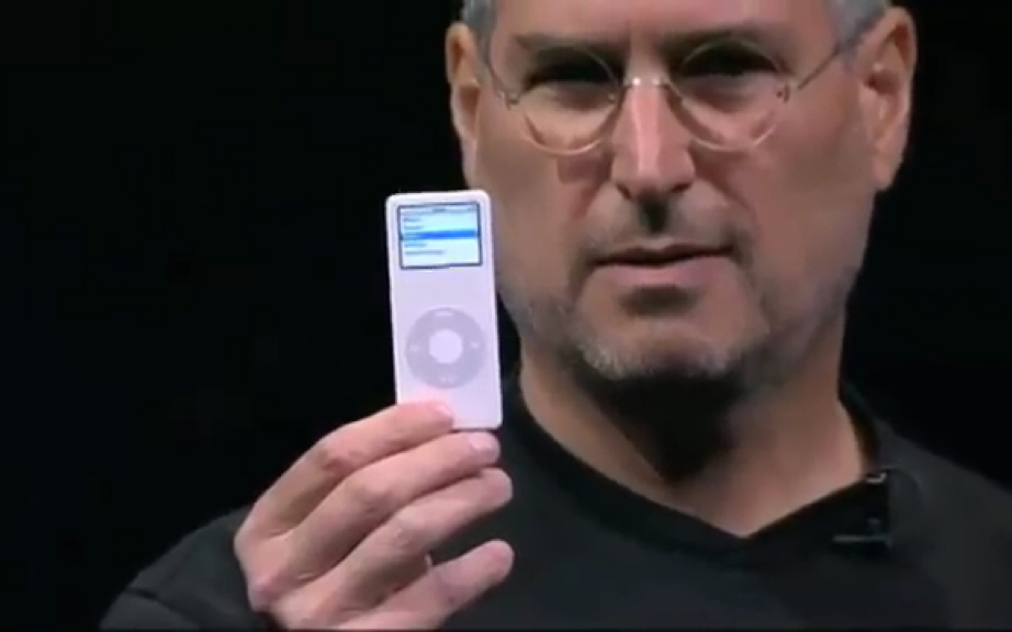 2005年 乔布斯从口袋拿出iPod Nano的瞬间 台下疯狂了