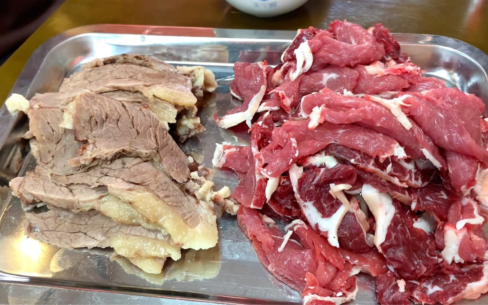 在贵阳牛肉铺里吃火锅自助，39.9元一位，鲜切牛肉和熟牛肉吃了三盘半，蔬菜米饭也不限量
