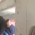 韩国一客机舱门空中打开，有乘客晕倒