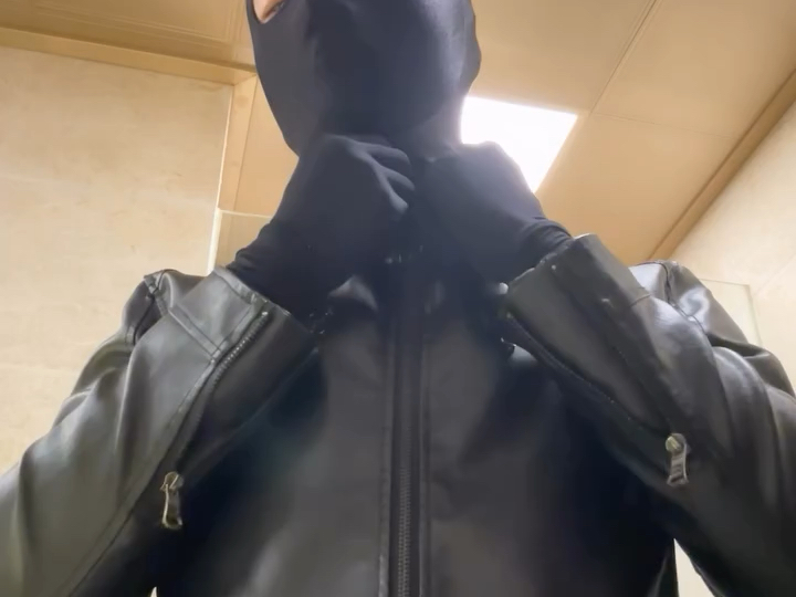 戴上頭套蒙面準備做事