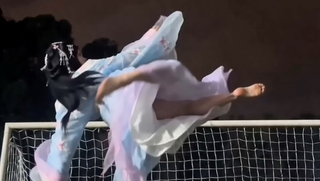穿越到世界杯踢球⚽be like