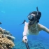 自由潜水：女孩在浅水里优雅自拍