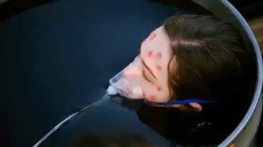 女人刚被蜂蜜灌满，又被大火焚烧 "猎奇