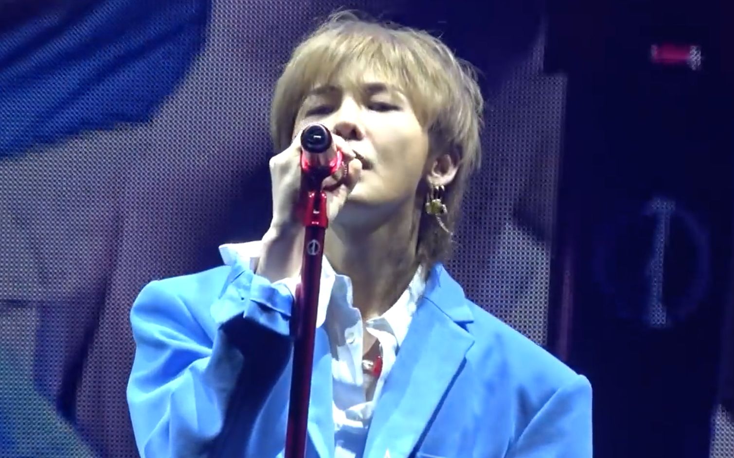权志龙在IU演唱会上唱了无题，蓝色衣服帅死了！！！