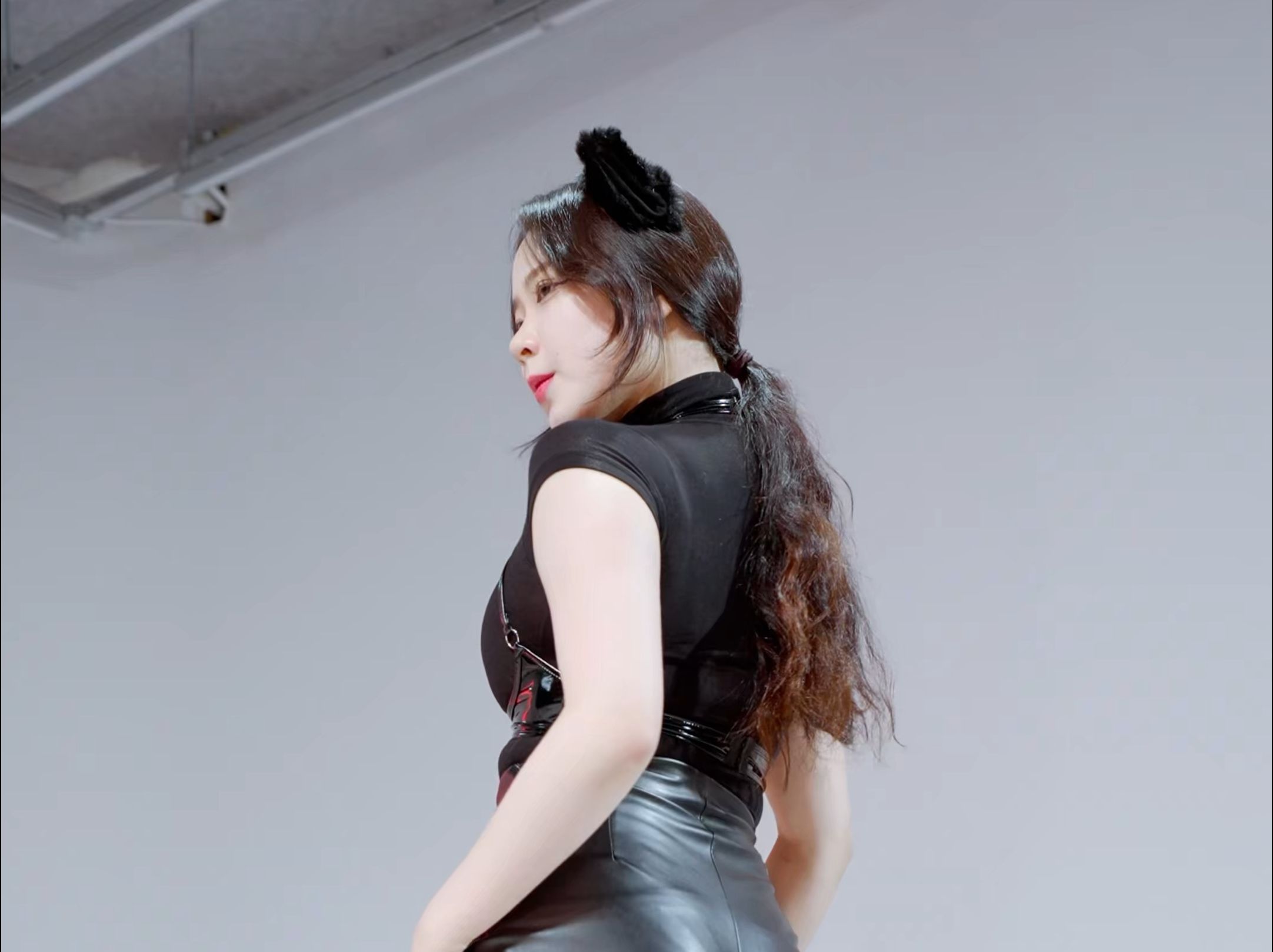 Jung In, Seonmi, side view